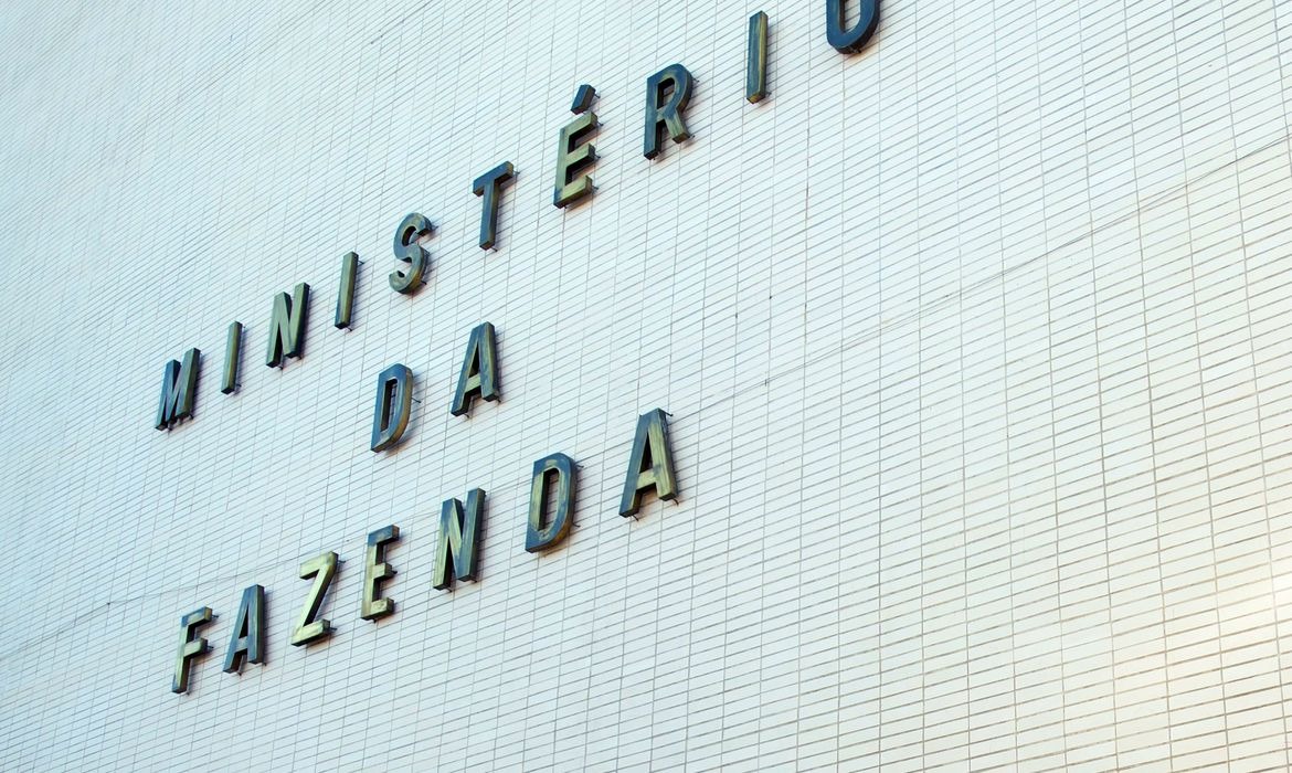 Fazenda eleva inflação para 4,5% com impacto da guerra e petróleo