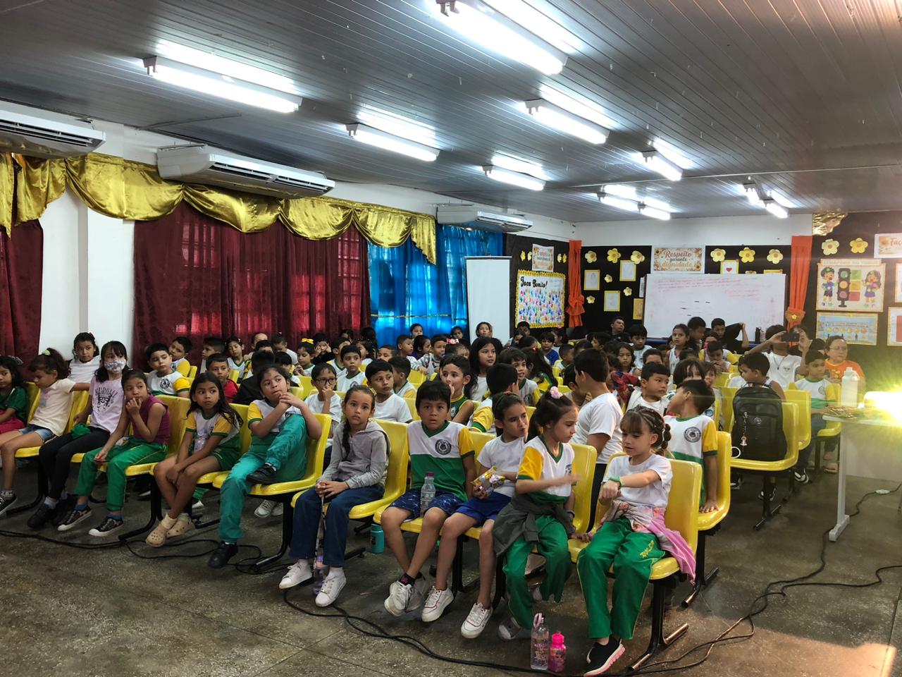 Maio Laranja: Teatro em escola de Manaus alerta sobre abuso infantil