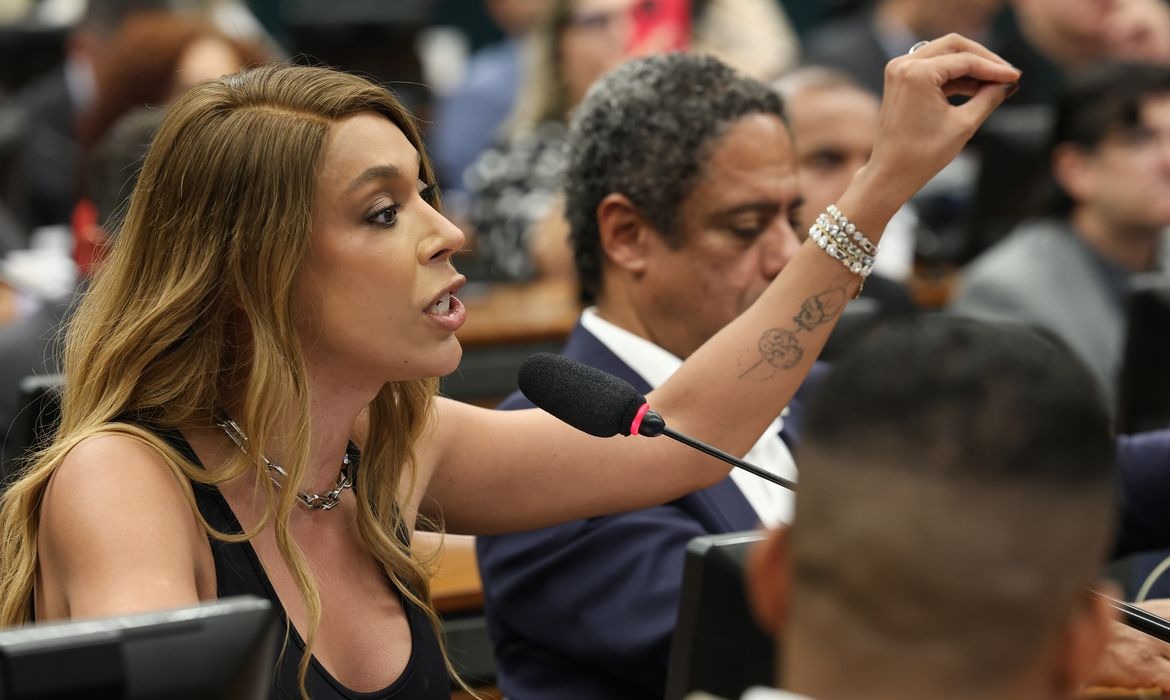 Erika Hilton rejeita negociação que aumente jornada na PEC do fim da escala 6x1