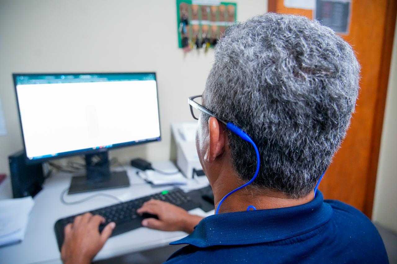 Amazonas combate exclusão digital de servidores idosos