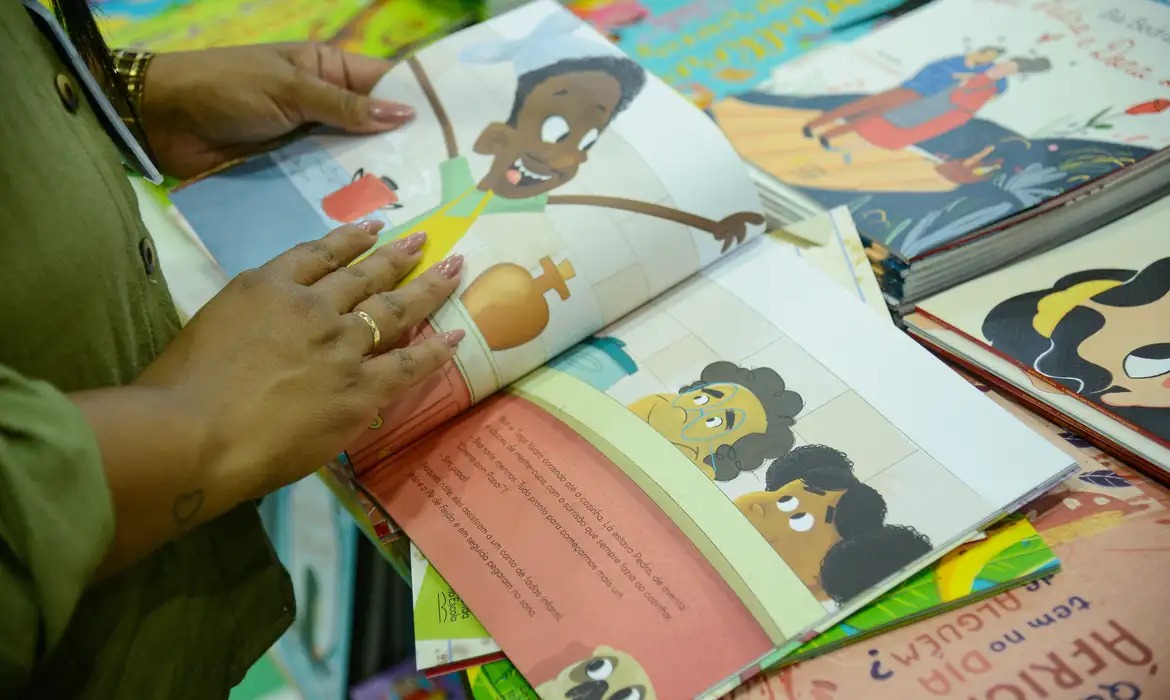 Autores dialogam com alunos em projeto da Bienal