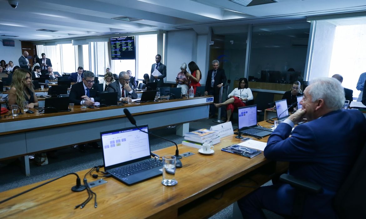 PEC do trabalho precisa de 49 votos no Senado