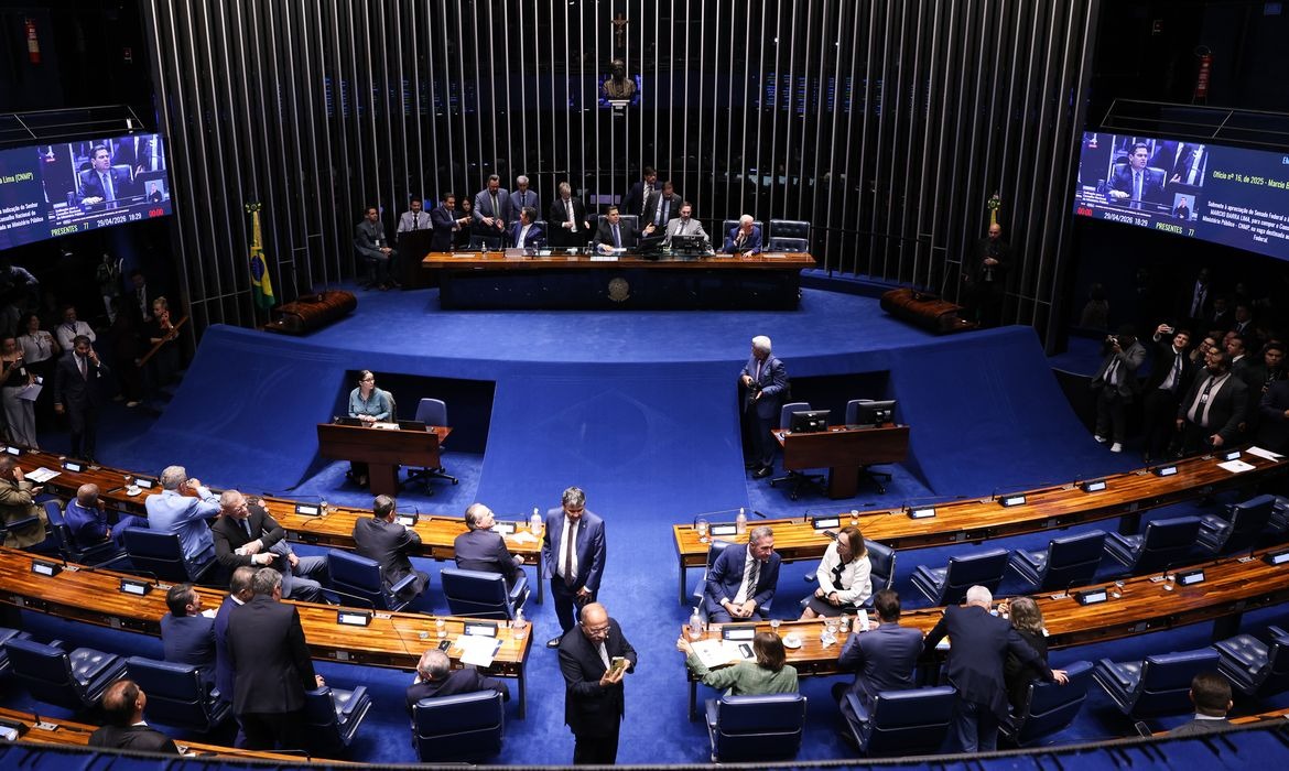 Senado dividido