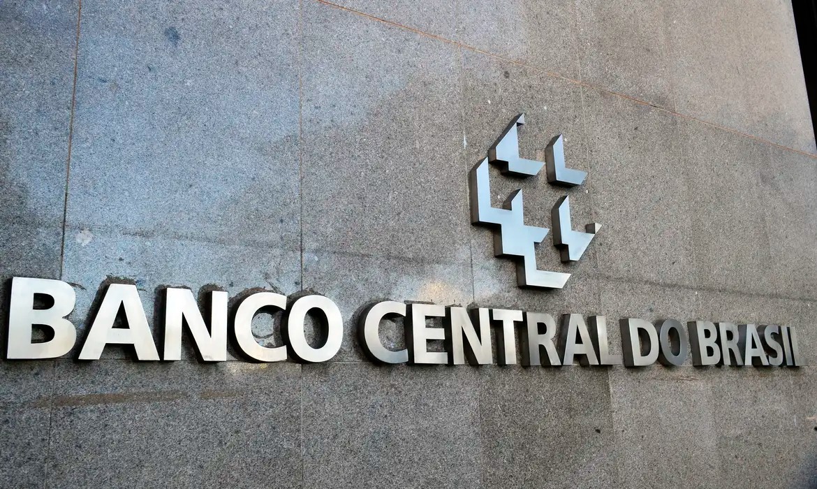 Mercado liga alerta para juros no Brasil