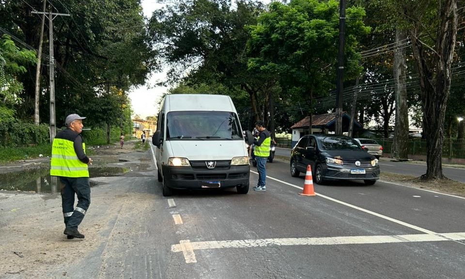 Fiscalização remove micro-ônibus irregular da circulação