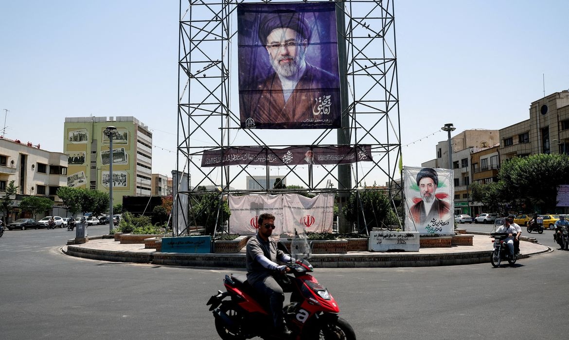 Teerã recebe funeral de Ali Khamenei