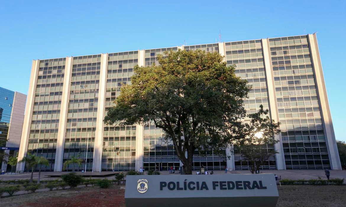 PF bloqueia criptoativos do PCC
