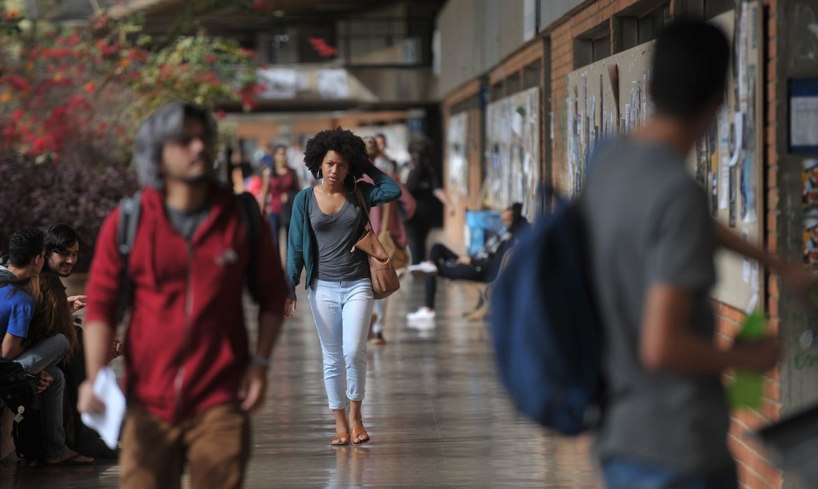 Estudantes com filhos enfrentam desafios na graduação