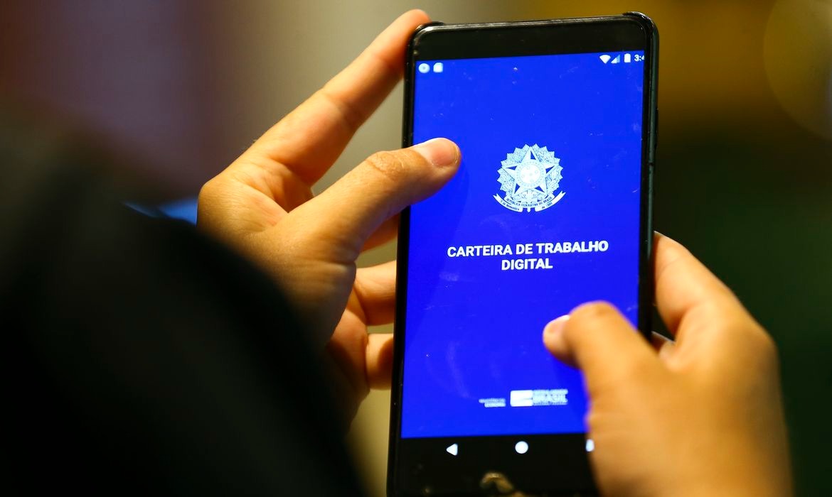 Desemprego cai e população ocupada bate recorde