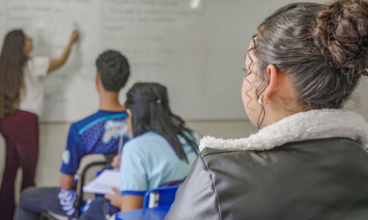Gravidez precoce compromete educação e mercado de trabalho