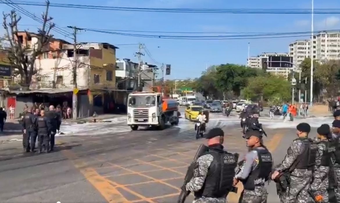 Polícia afirma que agentes foram recebidos a tiros no Rio