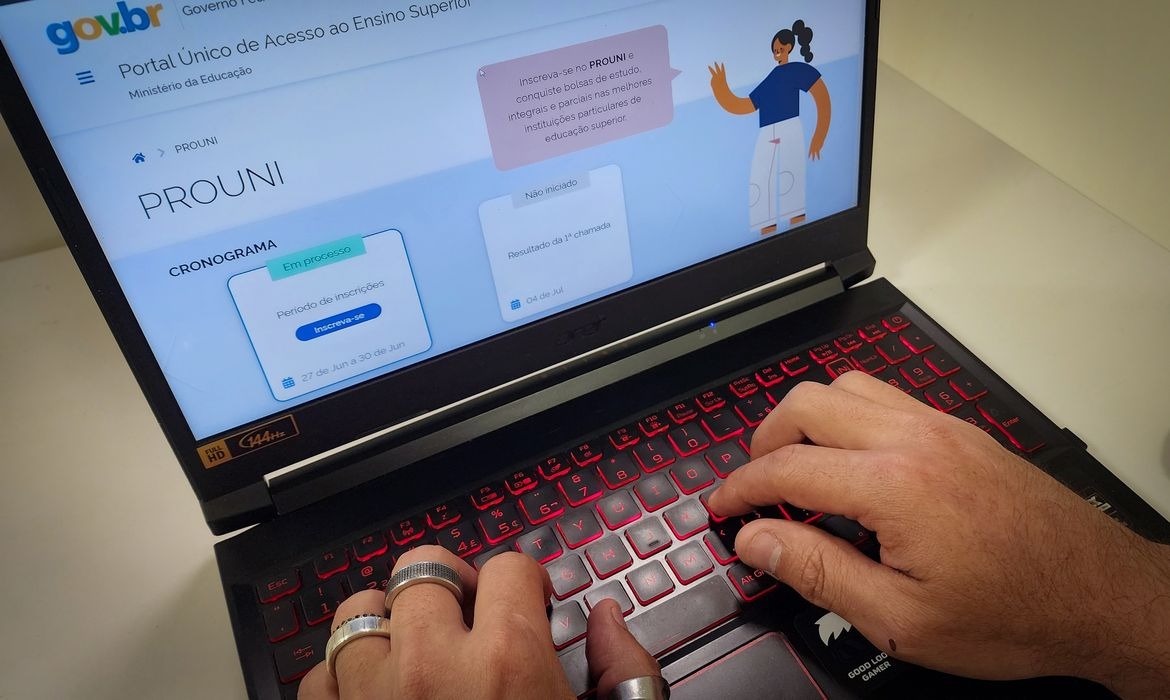 Prouni oferece bolsas integrais e parciais