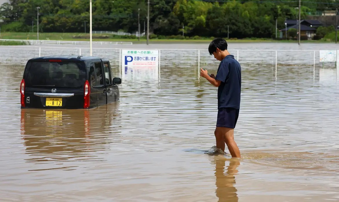 Temporal deixa milhares sem energia no Japão