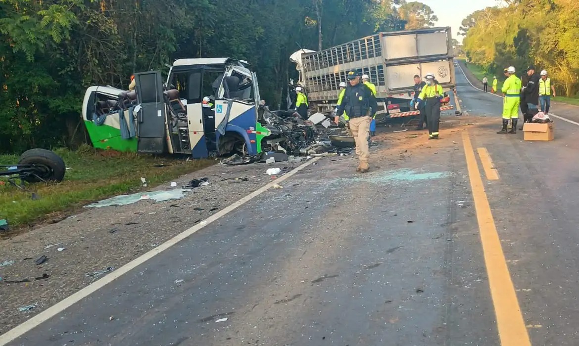 BR-373 é interditada após acidente com 23 mortos