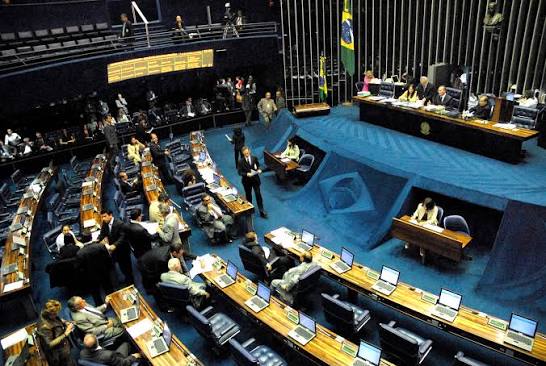 Senado sofre pressão para avançar PEC da escala 6x1