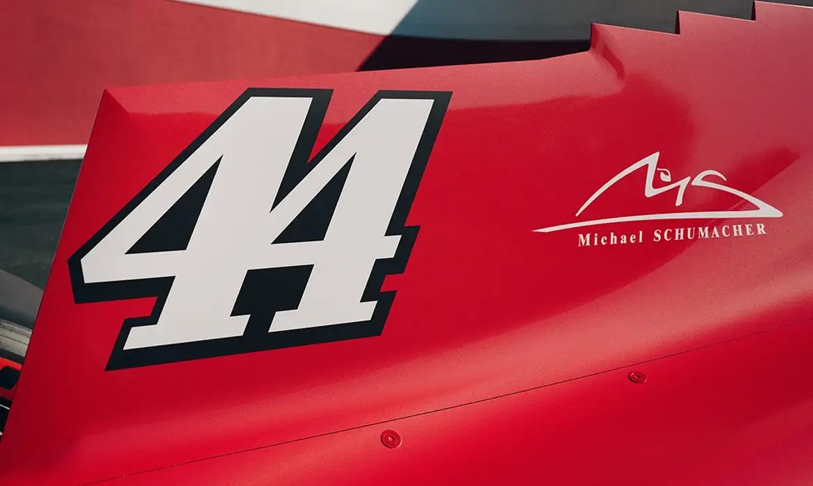 Ferrari revive visual da era Schumacher
