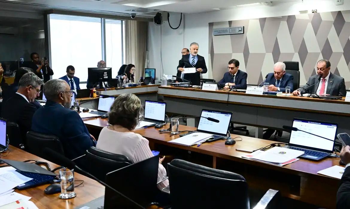 Omar Aziz relata PEC do fim da escala 6x1