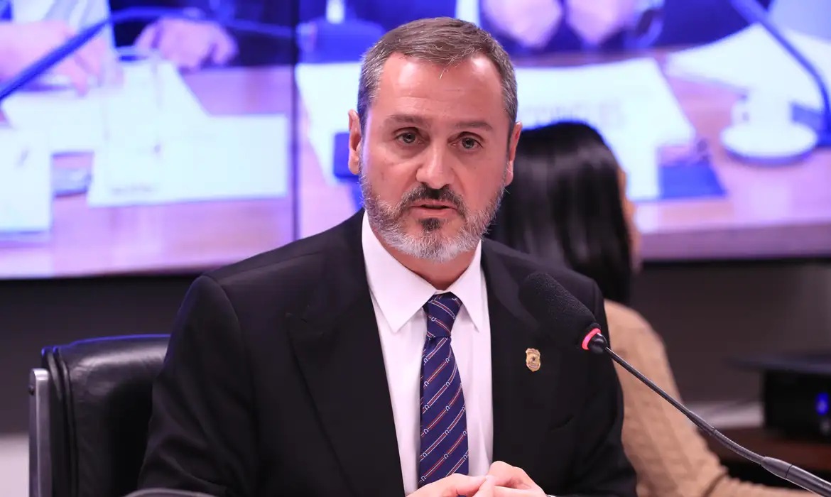 Dino aponta risco a investigações ao restaurar direção da Polícia Federal