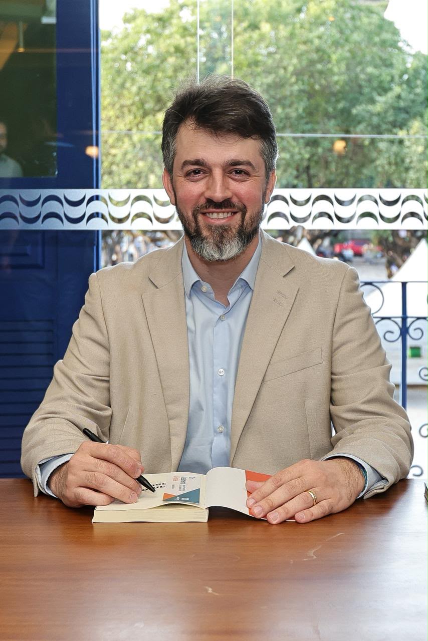 David Almeida assina prefácio de livro de Alexis Kotsifas sobre eleições