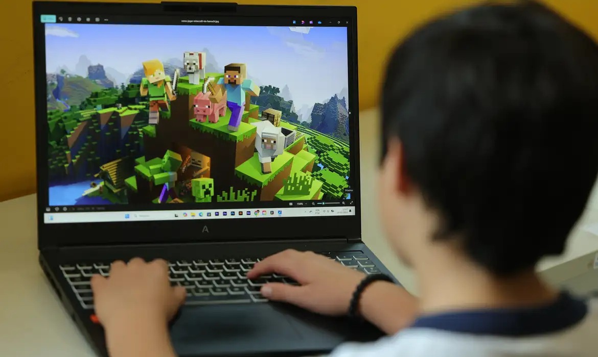 Uso prolongado de videogames pode contribuir para olho seco infantil