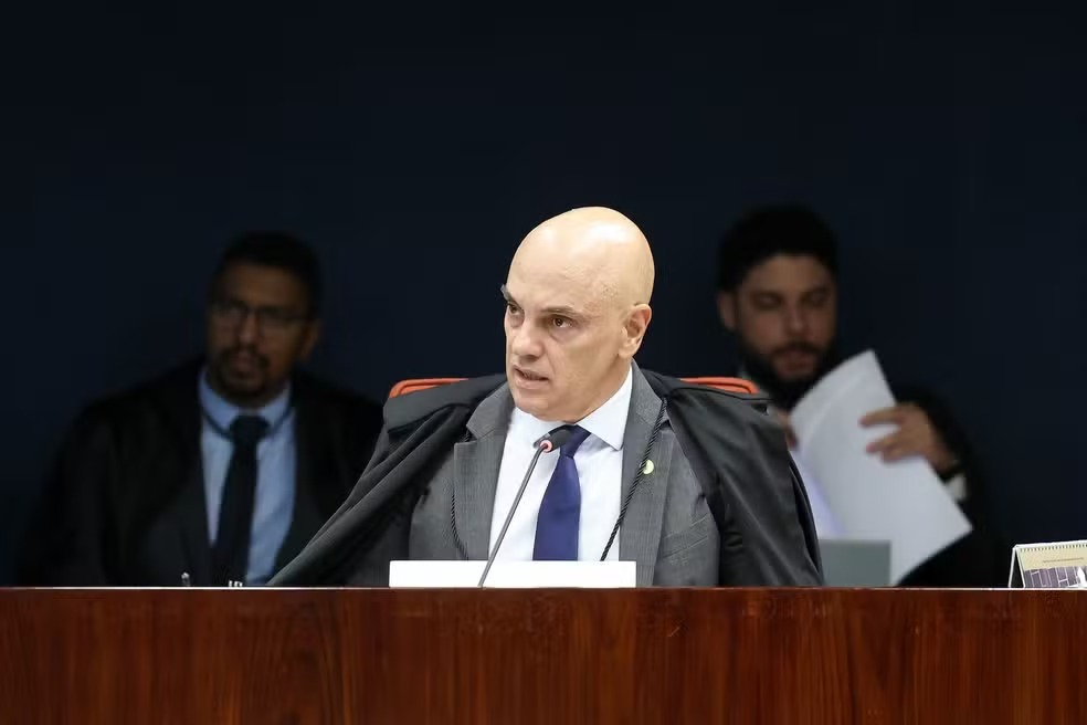 STF vive crise interna após decisões de Fachin e cancelamento de fala de Moraes