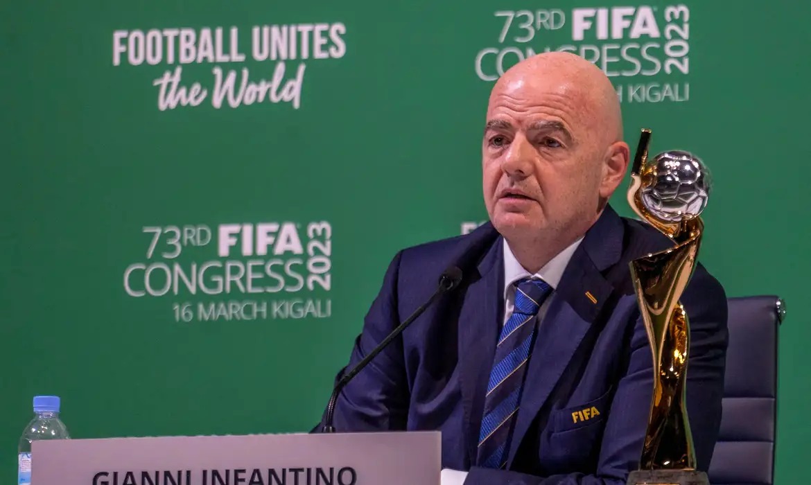 França retira apoio a Infantino após crise sobre investidores privados na FIFA