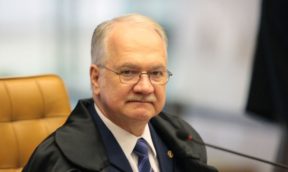Fachin manda documentos do Banco Master serem enviados a ministros do STF