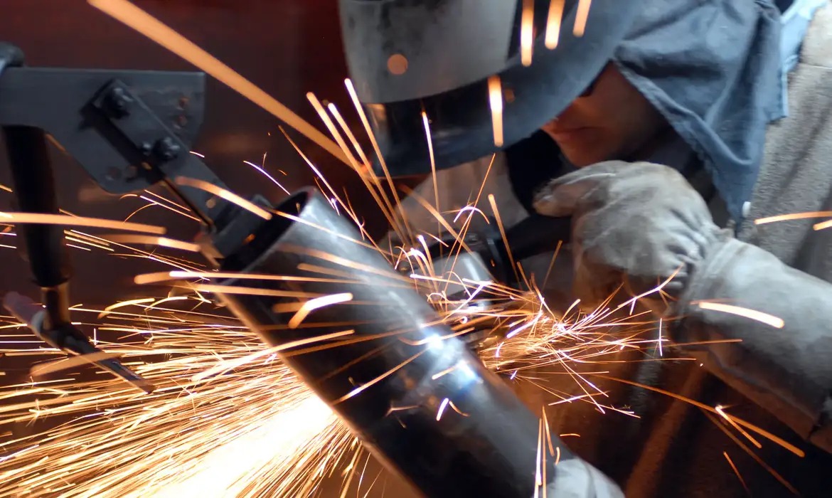 Avaliação da economia cai e derruba confiança dos empresários industriais
