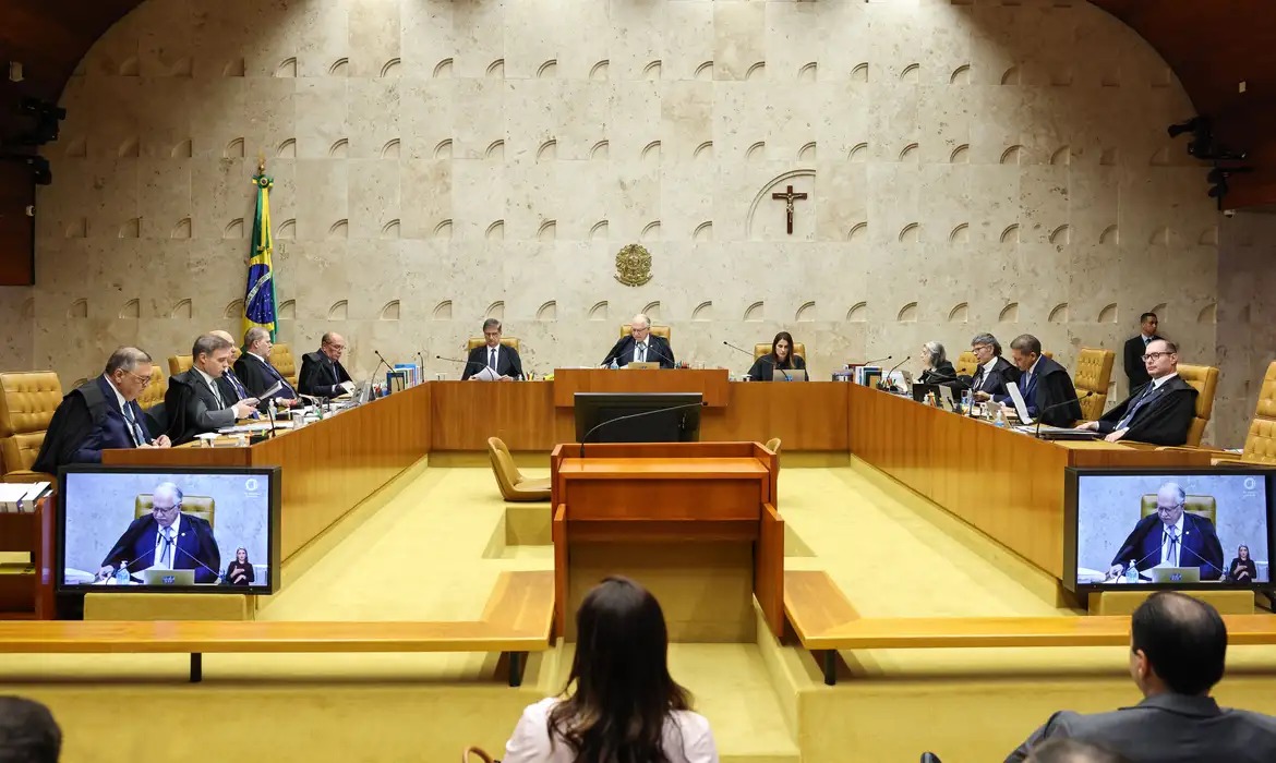 Fachin pede responsabilidade institucional aos ministros durante crise no STF