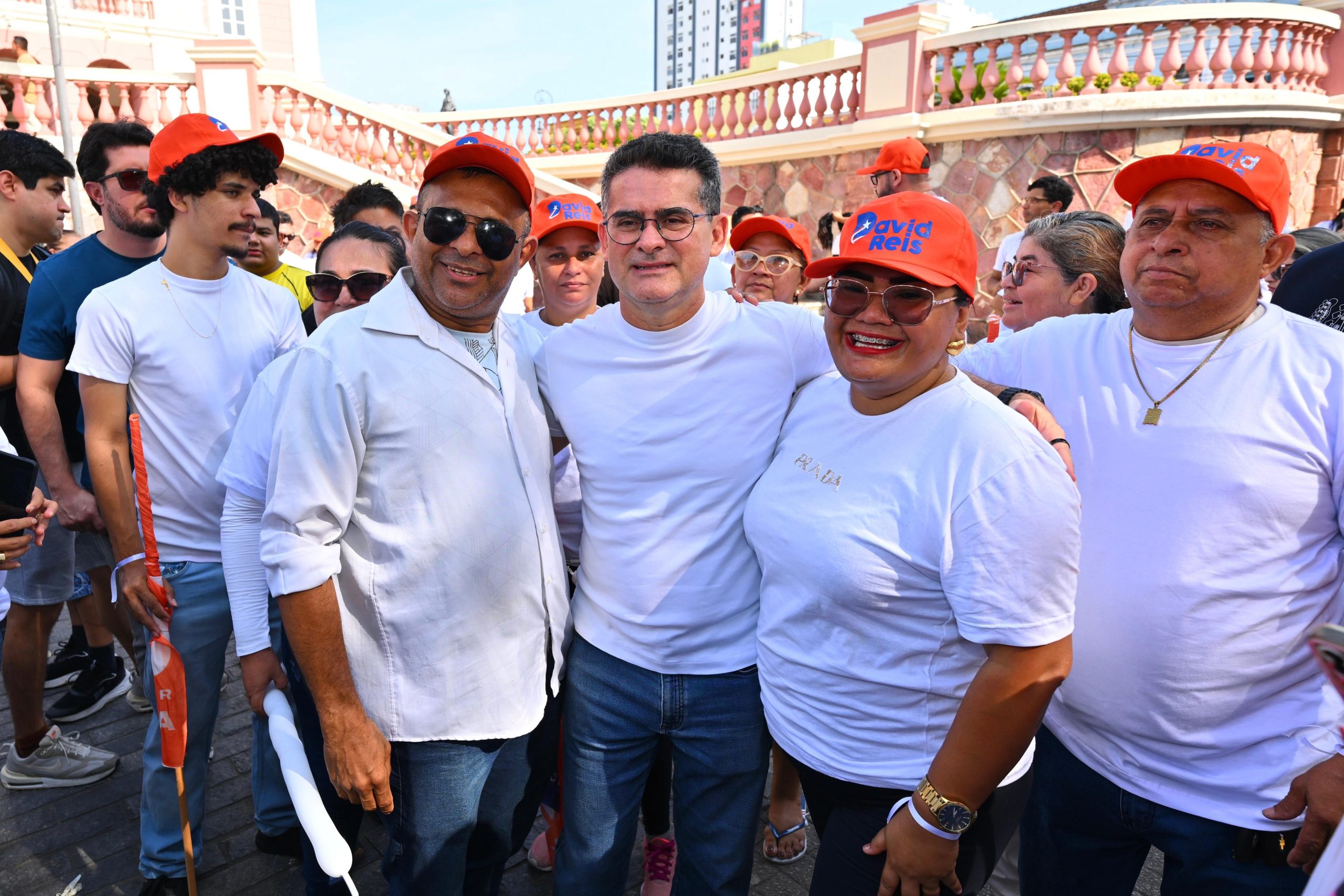 Omar Aziz e David Almeida aparecem próximos em pesquisa